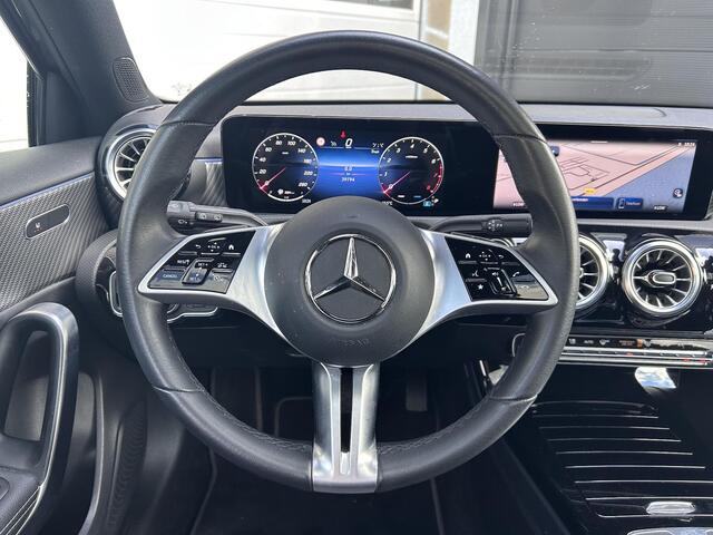 Mercedes-Benz A-KLASSE 180 Star Edition | Panoramadak | Apple CarPlay | Android Auto | Sfeerverlichting | Stoelverwarming | Achteruitrijcamera | Parkeersensoren | Elektrisch Inklapbare Buitenspiegels