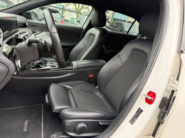 Mercedes-Benz A-KLASSE 180 Premium Plus | Stoelverwarming | Ambiance Verlichting | Apple Carplay | Parkeersensoren | Navigatie | Keyless | High Performance LED | Grootlichtassistent | Cruise Control | Bluetooth | Airco