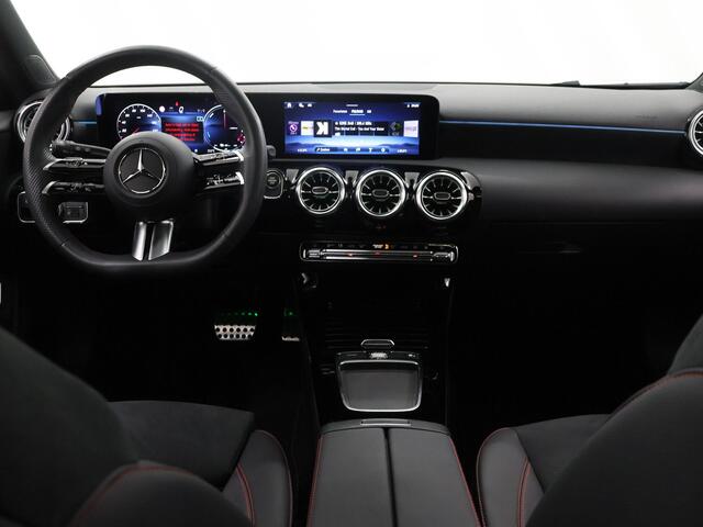 Mercedes-Benz A-KLASSE 250 e AMG Line | Night | Multispaaks velgen | Panoramadak | Multibeam | Sfeerverlichting |