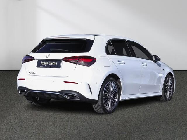 Mercedes-Benz A-KLASSE 250e AMG ** NIGHT, MBUX+, PANO, MEMO, DISTR, 2-Zone CLIMA, 19-inch LMV, ** 1e EIG - UNFALLFREI ** ** INFORMEER OOK NAAR ONZE AANTREKKELIJKE FINANCIAL-LEASE TARIEVEN **