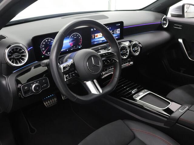 Mercedes-Benz A-KLASSE 180 Star Edition AMG Line | Panoramadak | Trekhaak | Chrome pakket |