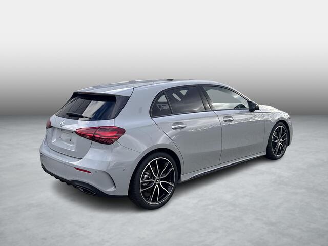 Mercedes-Benz A-KLASSE 180 Business Solution AMG | AMG Plus Pakket | Night Pakket | Panoramadak | Burmester Surround Sound | 360° Camera | Dodehoekassistent | Head-up Display | Elektrisch Verstelbare Stoelen + Memory "| DEMO Beschikbaar vanaf December