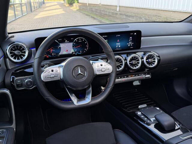 Mercedes-Benz A-KLASSE 180 Premium AMG Line | Pano-Dak/Sfeerverlichting/Camera/18-inch