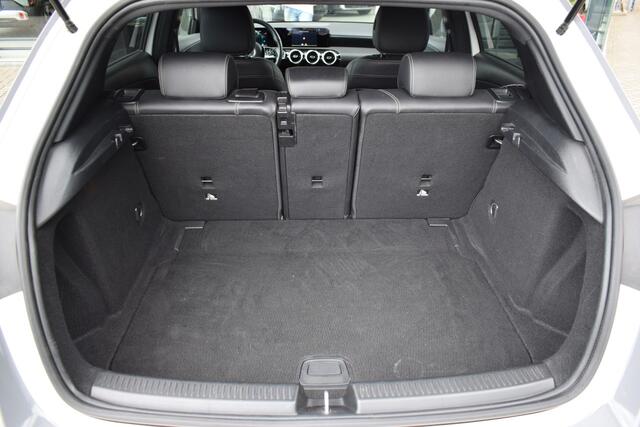 Mercedes-Benz A-KLASSE 180 Business Solution | Navigatie | Camera | Cruise Control | Climate Control |