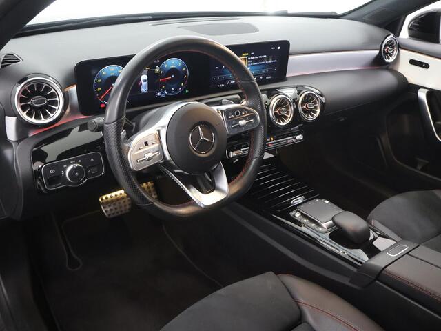 Mercedes-Benz A-KLASSE 180 Business Solution AMG | Night | Getint glas | Stoelverwarming | Widescreen | Sfeerverlichting |