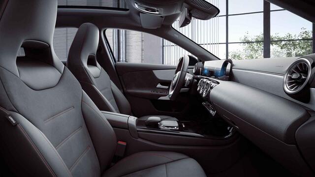 Mercedes-Benz A-KLASSE 180 AMG Line | Night | Panoramadak | Stoelverwarming | Widescreen |