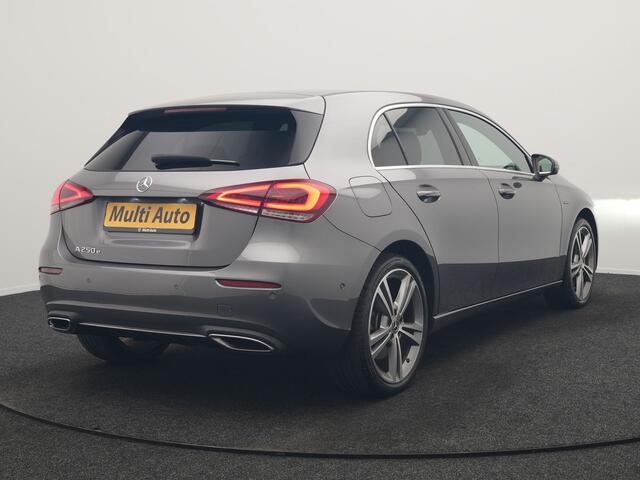 Mercedes-Benz A-KLASSE 250 e Progressive PHEV 218pk Dealer O.H. | Camera | Lederen Sportstoelen Ventilatie & Verwarmd | Burmester Audio | Blis | Sfeerverlichting | Apple Carplay | LED Koplampen | Cruise Control | Navigatie | DAB | 19"L.M | Plug In Hybrid