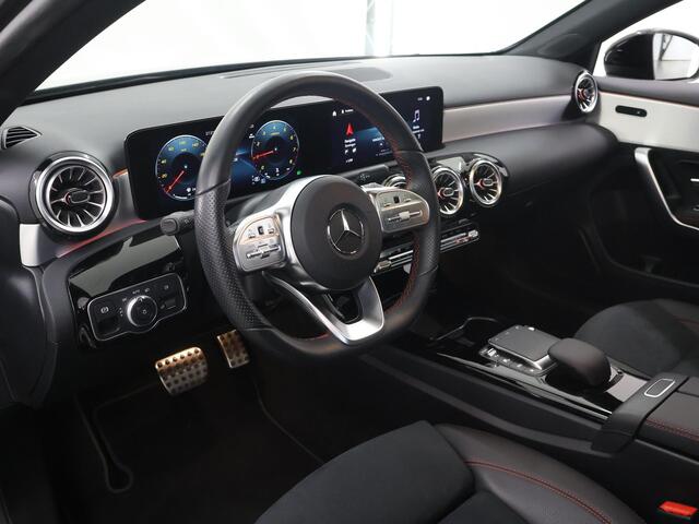 Mercedes-Benz A-KLASSE 200 Business Solution AMG | Panoramadak | Night pakket | Stoelverwarming | Apple carplay |