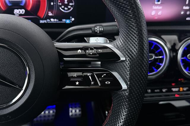 Mercedes-Benz A-KLASSE 250 e AMG Line (PANORAMADAK, STOELVERWARMING, SFEERVERLICHTING, PARKEERSENSOREN)