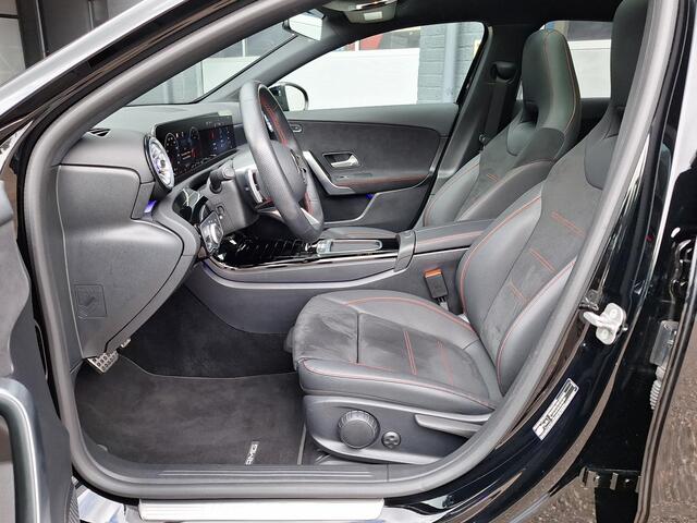 Mercedes-Benz A-KLASSE 180 Star Edition AMG Line | Panoramadak | Night Pakket | Achteruitrijcamera | Sfeerverlichting | Stoelverwarming | Multibeam LED | Dodehoekassistentie | Winter Pakket incl. Stuurwielverwarming