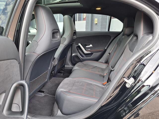 Mercedes-Benz A-KLASSE 180 Star Edition AMG Line | Panoramadak | Night Pakket | Achteruitrijcamera | Sfeerverlichting | Stoelverwarming | Multibeam LED | Dodehoekassistentie | Winter Pakket incl. Stuurwielverwarming