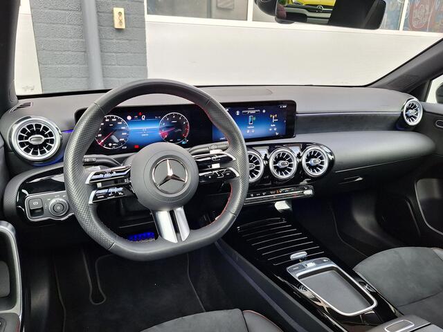 Mercedes-Benz A-KLASSE 180 Star Edition AMG Line | Panoramadak | Night Pakket | Achteruitrijcamera | Sfeerverlichting | Stoelverwarming | Multibeam LED | Dodehoekassistentie | Winter Pakket incl. Stuurwielverwarming