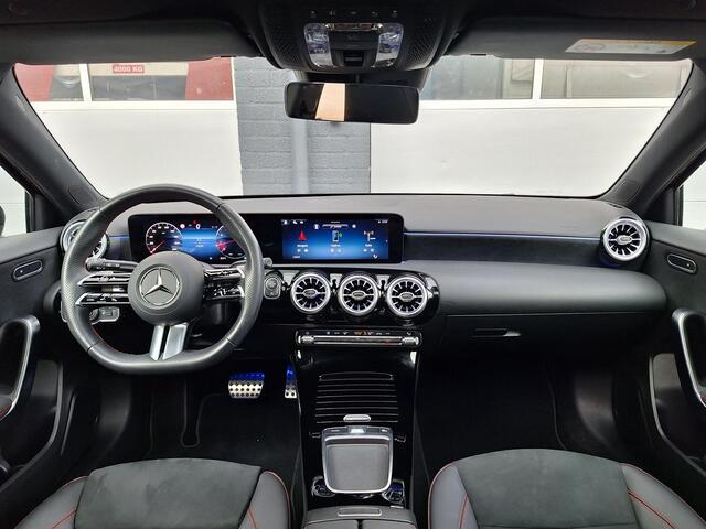 Mercedes-Benz A-KLASSE 180 Star Edition AMG Line | Panoramadak | Night Pakket | Achteruitrijcamera | Sfeerverlichting | Stoelverwarming | Multibeam LED | Dodehoekassistentie | Winter Pakket incl. Stuurwielverwarming