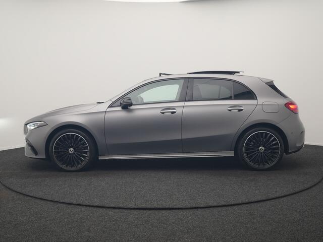 Mercedes-Benz A-KLASSE 250 e AMG Line PHEV 218pk FACELIFT Dealer O.H. | Panodak | Multi Beam LED | Camera | Alcantara Sportstoelen Verwarmd | Keyless | Sfeerverlichting | Apple Carplay | Cruise Control | Navigatie | DAB | 19"L.M | Plug In Hybrid