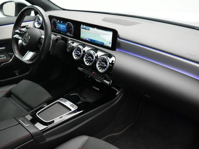 Mercedes-Benz A-KLASSE 250 e AMG Line PHEV 218pk FACELIFT Dealer O.H. | Panodak | Multi Beam LED | Camera | Alcantara Sportstoelen Verwarmd | Keyless | Sfeerverlichting | Apple Carplay | Cruise Control | Navigatie | DAB | 19"L.M | Plug In Hybrid