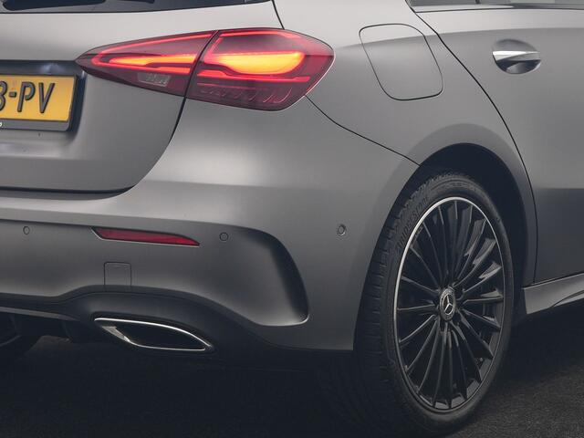 Mercedes-Benz A-KLASSE 250 e AMG Line PHEV 218pk FACELIFT Dealer O.H. | Panodak | Multi Beam LED | Camera | Alcantara Sportstoelen Verwarmd | Keyless | Sfeerverlichting | Apple Carplay | Cruise Control | Navigatie | DAB | 19"L.M | Plug In Hybrid
