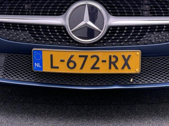 Mercedes-Benz A-KLASSE 180 Business Solution Panorama Schuif-Kanteldak | Ledkoplampen | Stoelverwarming | Parkeerpakket met achteruitrijcamera. Inclusief 24 maanden MB Certified garantie voor Europa.