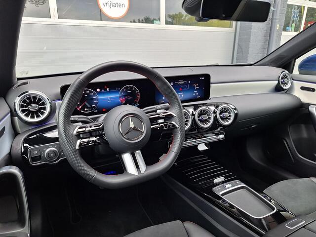 Mercedes-Benz A-KLASSE 180 Star Edition AMG | Panoramadak | Achteruitrijcamera | Sfeerverlichting | Stoelverwarming | Winter Pakket incl. Stuurwielverwarming | MULTIBEAM LED Koplampen | Dodehoekassistentie | Elektrisch Inklapbare Buitenspiegels | Parkeersensoren Rondom | Keyless-GO | Privacy Glas Achter