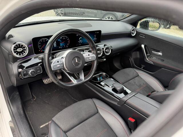 Mercedes-Benz A-KLASSE 200 Business Solution AMG Upgrade | Panoramadak | Stoelverwarming | Cruise Control | Navigatie | Camera | LED High Performance | Keyless | Ambiance Verlichting | Parkeersensoren |