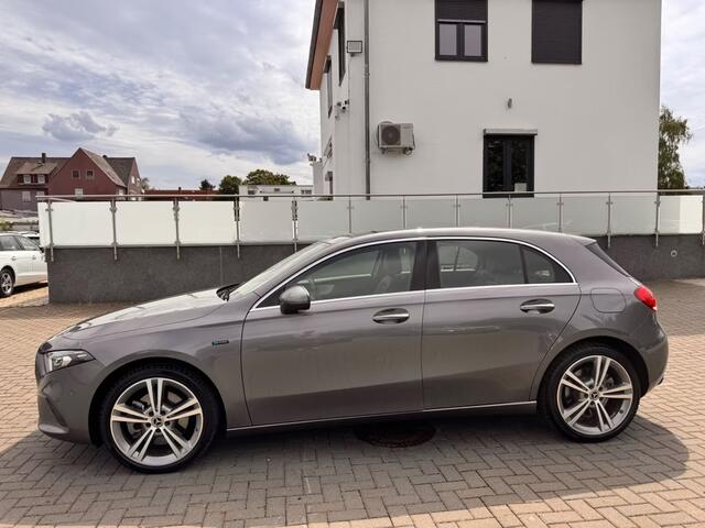 Mercedes-Benz A-KLASSE 250 e ** MULTIBEAM LED, PANO, LEDER, MEMORY, 19-inch LMV, 2-zone AIRCO, ACC ** UNFALLFREI ** ** INFORMEER OOK NAAR ONZE AANTREKKELIJKE FINANCIAL-LEASE TARIEVEN **