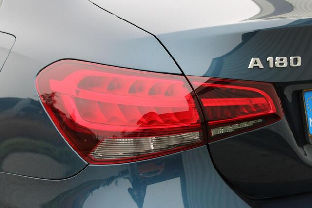 Mercedes-Benz A-KLASSE 180 Business Solution | Incl. 12 maanden garantie | Cruise control | Climate control | Apple carplay/Android auto | DAB radio | Navigatie | Parkeercamera | Lane assist |