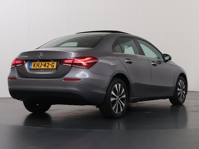 Mercedes-Benz A-KLASSE 250 e | Panoramadak | Sfeerverlichting | Stoelverwarming | Multibeam |