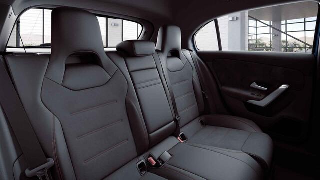 Mercedes-Benz A-KLASSE 180 Premium Plus | AMG | Panoramadak | 360 graden camera | Multibeam Led koplampen | Stoelverwarming |