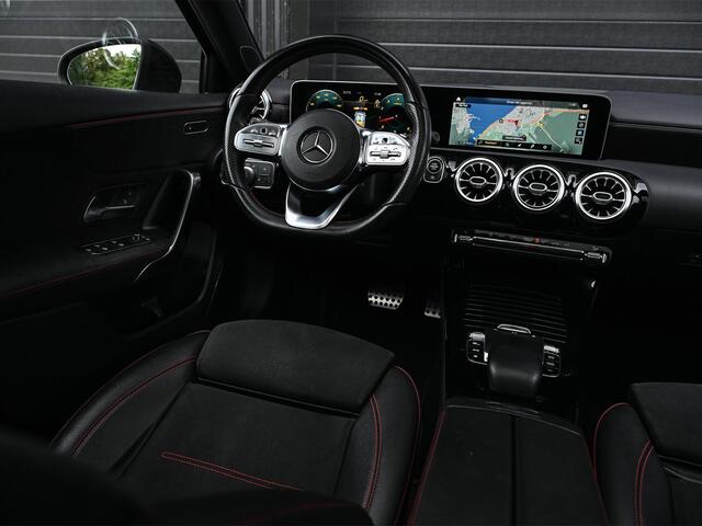 Mercedes-Benz A-KLASSE 250 Premium Plus | AMG Line | Panoramadak | Led | Burmester | Stoelverwarming | Ambiance Interieur | Keyless Entry |