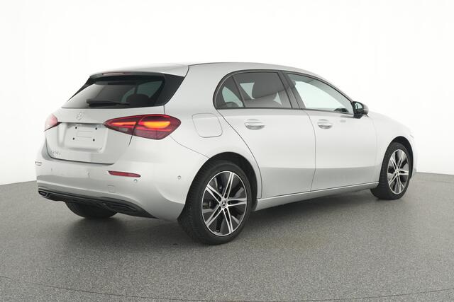 Mercedes-Benz A-KLASSE 250 e Plug-In Hybride Night Pakket | 18 Inch Velgen | Ledkoplampen | Memory stoelen | Stoelverwarming | Sfeerverlichting. Inclusief 24 maanden MB Certified garantie voor Europa.