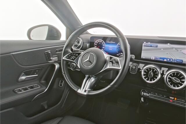 Mercedes-Benz A-KLASSE 250 e Plug-In Hybride Night Pakket | 18 Inch Velgen | Ledkoplampen | Memory stoelen | Stoelverwarming | Sfeerverlichting. Inclusief 24 maanden MB Certified garantie voor Europa.