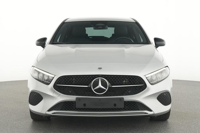 Mercedes-Benz A-KLASSE 250 e Plug-In Hybride Night Pakket | 18 Inch Velgen | Ledkoplampen | Memory stoelen | Stoelverwarming | Sfeerverlichting. Inclusief 24 maanden MB Certified garantie voor Europa.