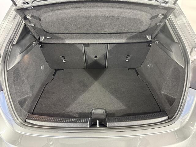 Mercedes-Benz A-KLASSE 180 Premium Plus / Pano / AMG / Camera / 19inch / Navigatie / 64.000km
