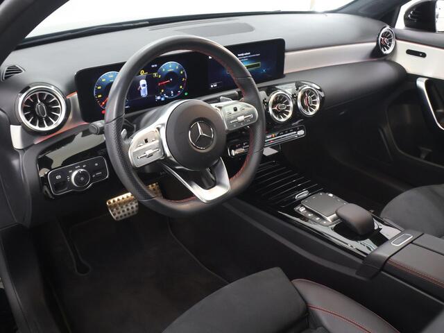 Mercedes-Benz A-KLASSE 180 AMG Line | Night | Panoramadak | Stoelverwarming | Widescreen |