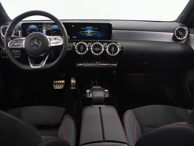 Mercedes-Benz A-KLASSE 180 AMG Line | Night | Panoramadak | Stoelverwarming | Widescreen |