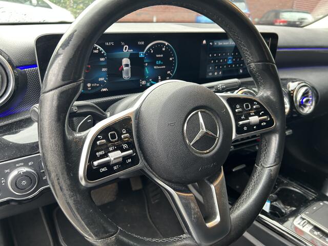 Mercedes-Benz A-KLASSE 200 Premium // FULL LED // MEMORY SEAT + STOELVERWARMING // PDC V+A // SFEERVERLICHTING // NAVI // CLIMA