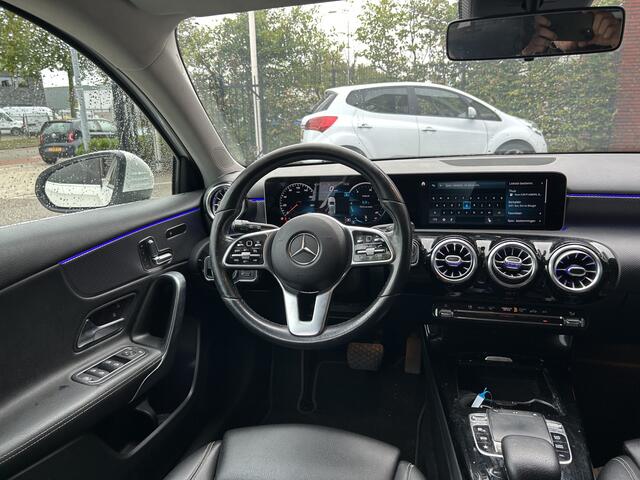 Mercedes-Benz A-KLASSE 200 Premium // FULL LED // MEMORY SEAT + STOELVERWARMING // PDC V+A // SFEERVERLICHTING // NAVI // CLIMA