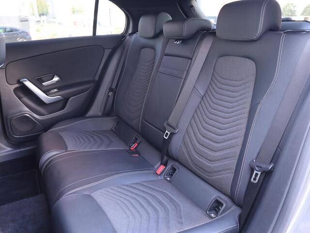 Mercedes-Benz A-KLASSE 180 Star Edition Luxury Line l Keyless l Achteruitrij camera l Stoelverwarming