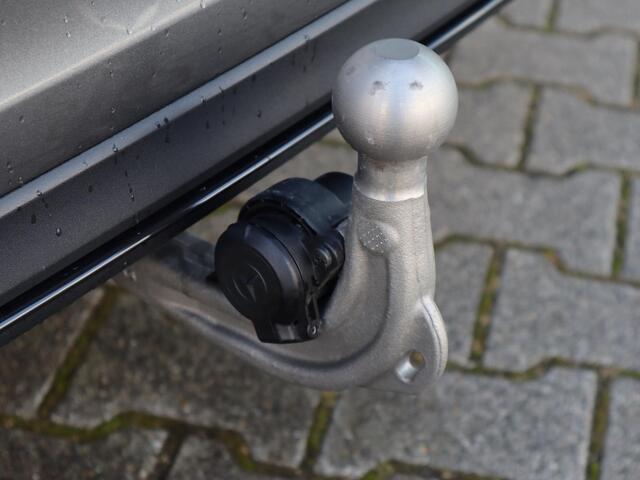 Mercedes-Benz A-KLASSE 180 Star Edition Luxury Line l Trekhaak l Achteruitrij camera l Stoelverwarming l Ambiente lichtpakket
