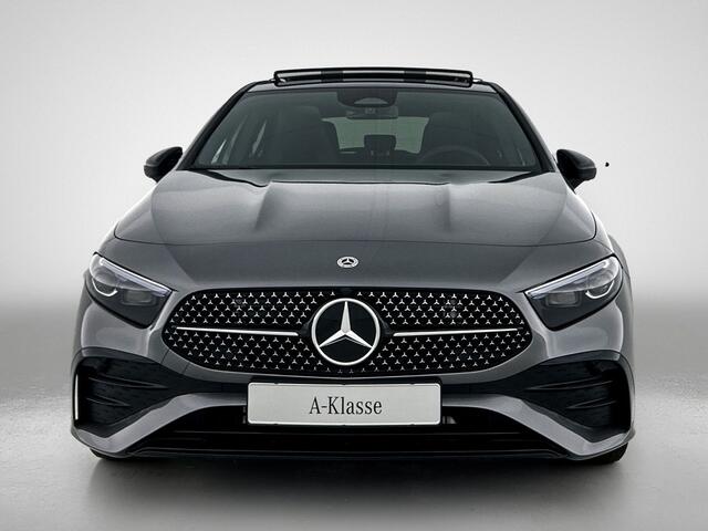 Mercedes-Benz A-KLASSE 180 AMG Nightpakket | Panoramadak | Sfeerverlichting | Keyless Go | CarPlay | Keyless GO | Stoelverwarming | Inclusief 24 maanden Mercedes-Benz Certified garantie voor Europa.