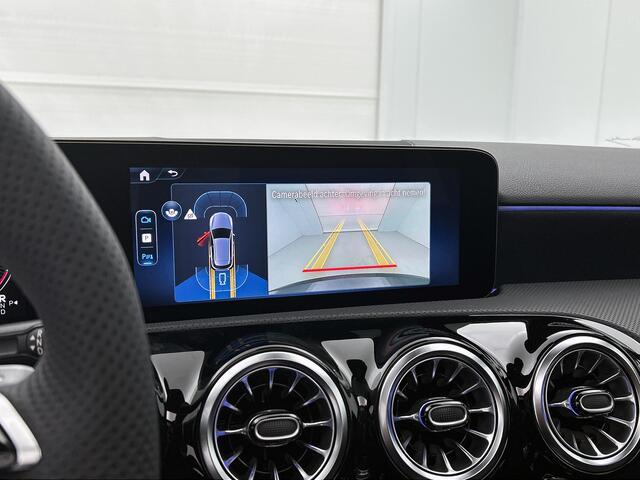 Mercedes-Benz A-KLASSE 180 AMG Nightpakket | Panoramadak | Sfeerverlichting | Keyless Go | CarPlay | Keyless GO | Stoelverwarming | Inclusief 24 maanden Mercedes-Benz Certified garantie voor Europa.