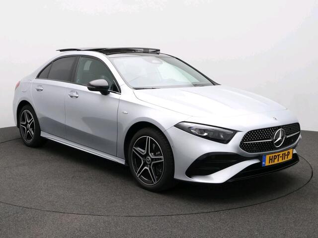 Mercedes-Benz A-KLASSE 250 e Business Solution AMG Trekhaak | AMG Line | Night Pakket | Panorama Schuif-Kanteldak | Sfeerverlichting. Inclusief 24 maanden Mercedes-Benz Certified garantie voor Europa.
