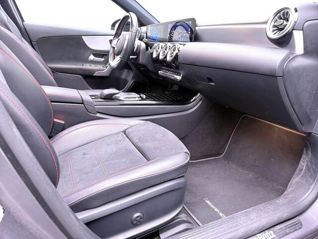 Mercedes-Benz A-KLASSE 180 Business Solution AMG AMG Line | Night Pakket | Panorama Schuif-Kanteldak | Sfeerverlichting | Stoelverwarming | Ledkoplampen. Inclusief 24 maanden Mercedes-Benz Certified garantie voor Europa.