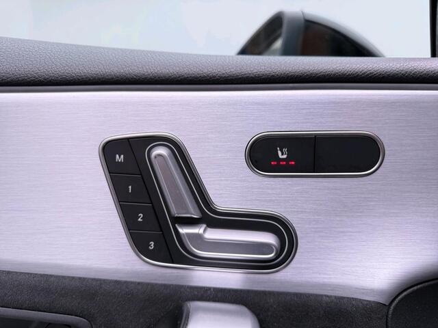 Mercedes-Benz A-KLASSE 180 Business Solution AMG AMG Line | Night Pakket | Panorama Schuif-Kanteldak | Sfeerverlichting | Stoelverwarming | Ledkoplampen. Inclusief 24 maanden Mercedes-Benz Certified garantie voor Europa.