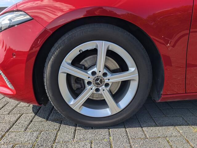 Mercedes-Benz A-KLASSE A200 | Urban | Stoelverw. | Cruise | Camera | Climate | LED | 17" velgen |