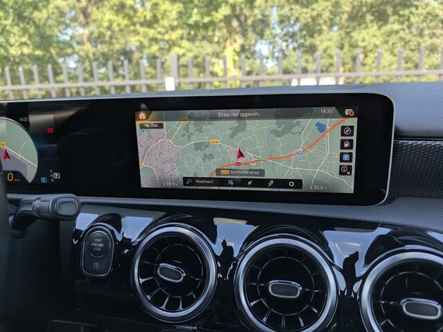 Mercedes-Benz A-KLASSE A200 | Urban | Stoelverw. | Cruise | Camera | Climate | LED | 17" velgen |