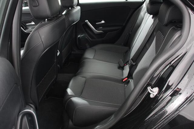 Mercedes-Benz A-KLASSE 180 7-DCT Progressive Style Plus Navigatie Climate Control Camera Led 17"Lichtmetalen velgen Dab Half Leder Cruise control