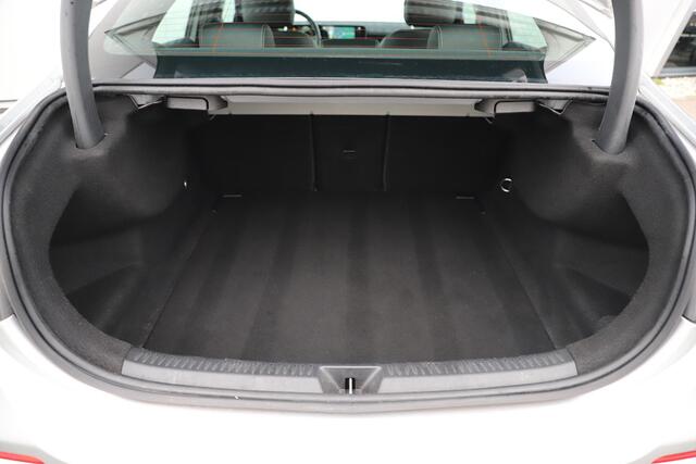 Mercedes-Benz A-KLASSE 200 Business Solution Automaat Half Leder Full LED Sportstoelen Widescreen Carplay Android Navigatie Achteruitrijcamera Clima Cruise 19 inch AMG Look Velgen Nieuwe Banden! Stoelverwarming
