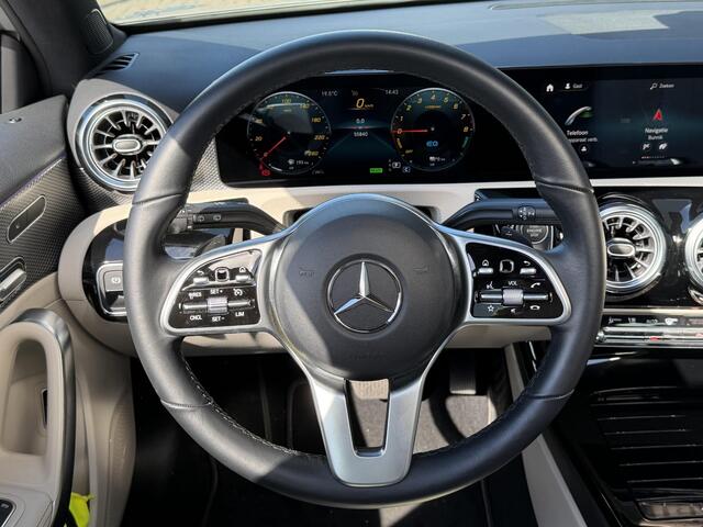 Mercedes-Benz A-KLASSE 250 e Business Solution Luxury Limited 17"/Panoramadak/Leder + memory/Stoelverwarming/Camera/Dodehoek/Keyless/Matrix LED