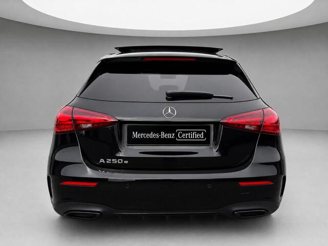Mercedes-Benz A-KLASSE 250 e Business Solution AMG | AMG Plus Pakket | Night Pakket | Panoramadak | 360° Camera | Dodehoekassistent | Head-up Display | Advanced Sound System | MULTIBEAM LED Koplampen | Elektrisch Verstelbare Stoelen + Memory | Stoelverwarming | Sfeerverlichting | Apple CarPlay | Android Auto | Elektrisch Inklapbare Buitenspiegels | Parkeersensoren