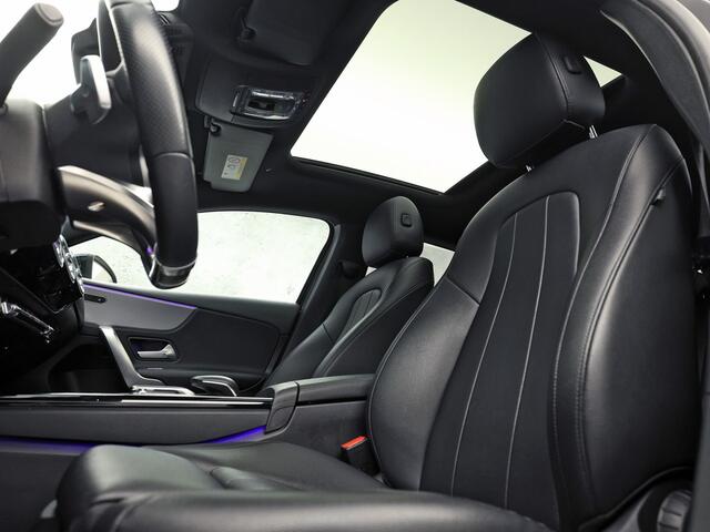 Mercedes-Benz A-KLASSE 200 AMG Sport 163Pk Automaat (PANORAMADAK, APPLE CARPLAY, GROOT NAVI, SFEERVERLICHTING, CAMERA, SPORTSTOELEN, LEDER, GETINT GLAS, STOELVERWARMING, NIEUWSTAAT)